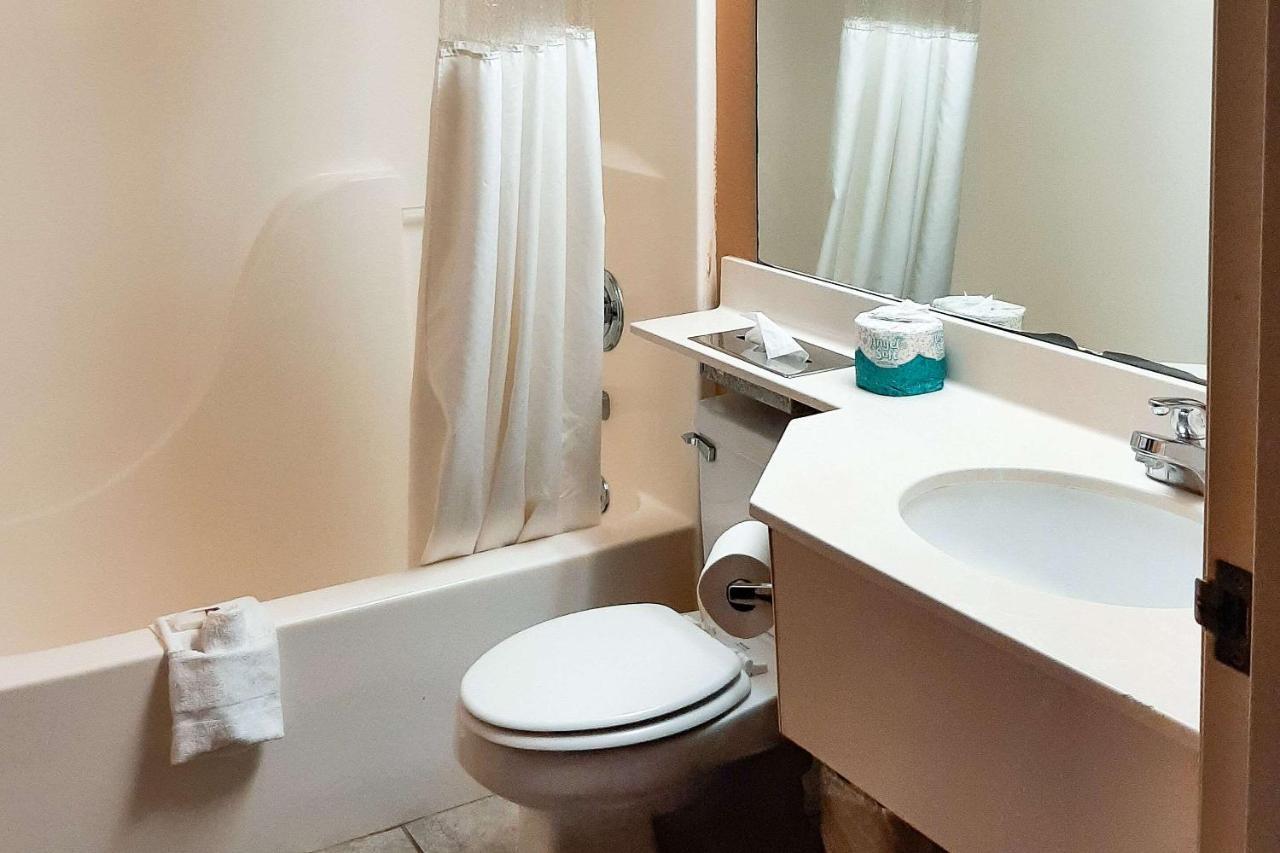Starkville Inn & Suites Екстериор снимка
