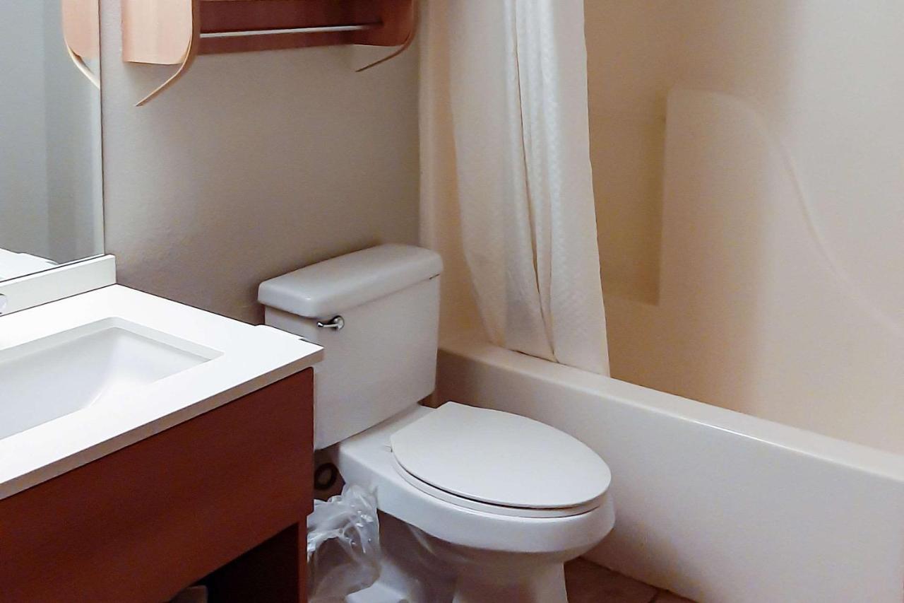 Starkville Inn & Suites Екстериор снимка