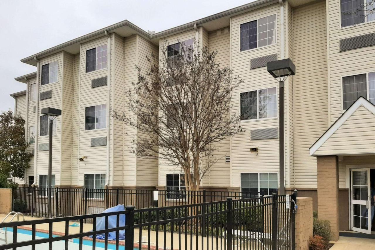 Starkville Inn & Suites Екстериор снимка