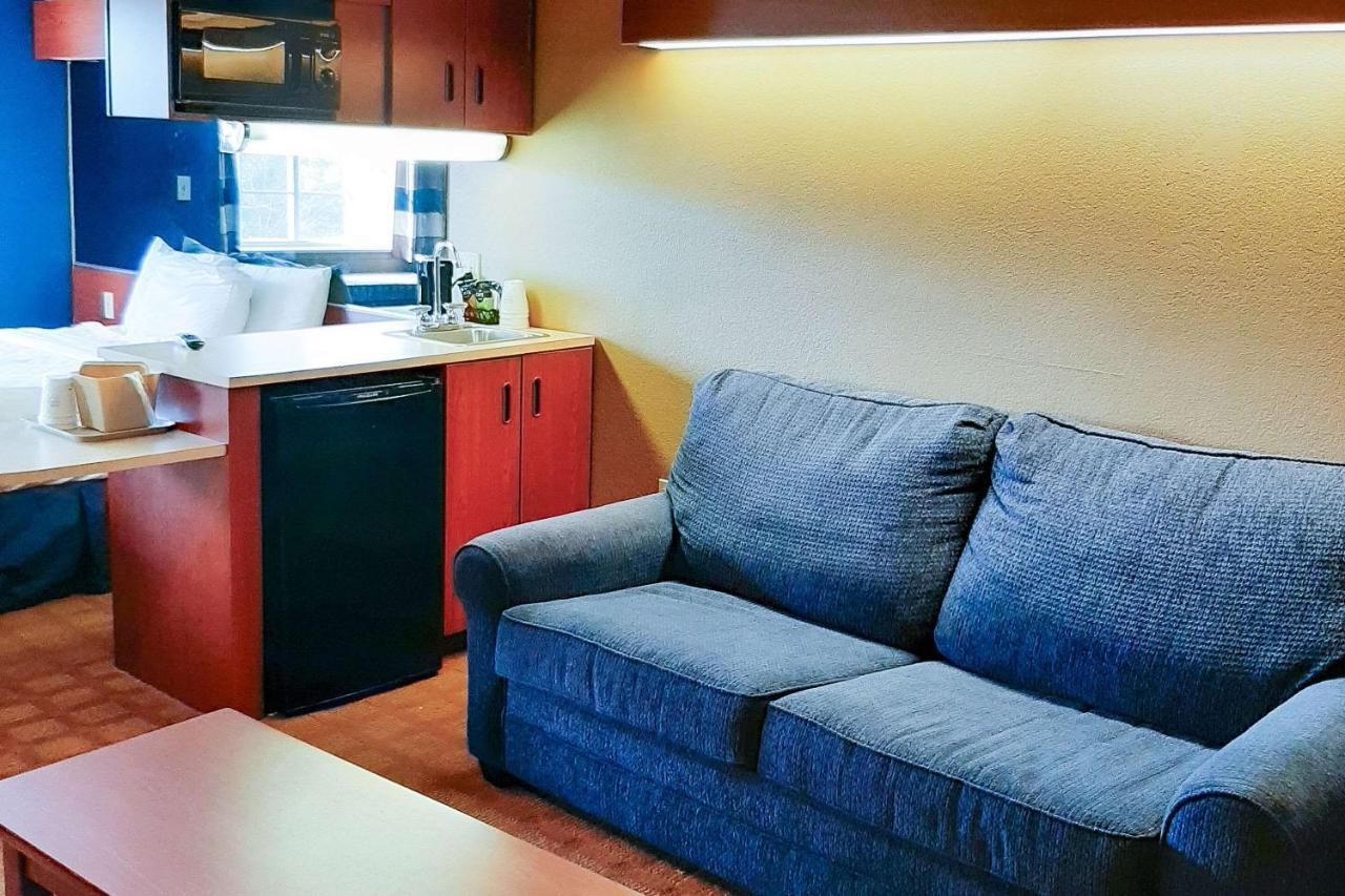 Starkville Inn & Suites Екстериор снимка